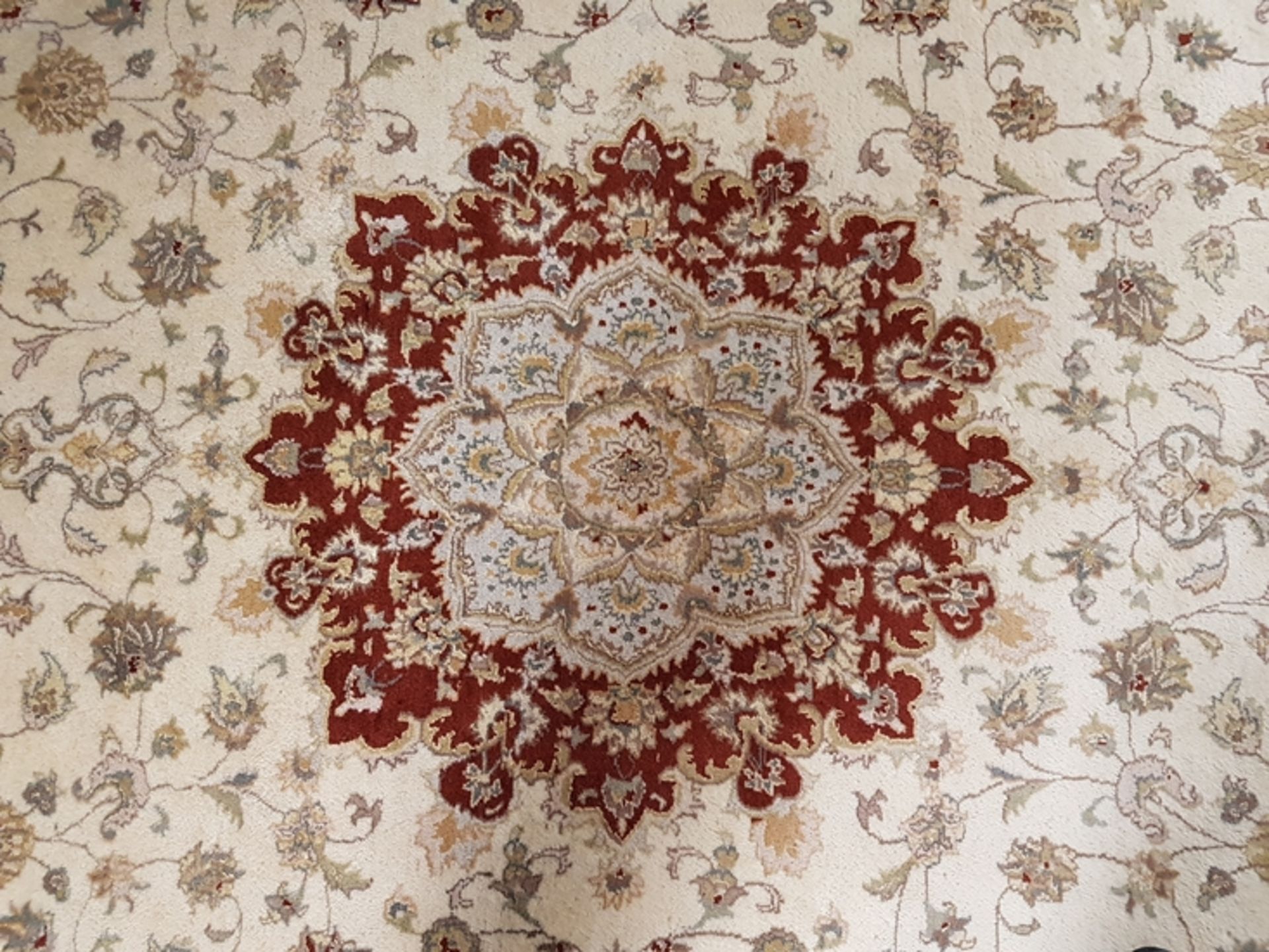Orientteppich - Kaschmir-Wolle, handgeknüpft, beigegrundig mit roter Bordüre und floralem Muster, c - Bild 2 aus 4