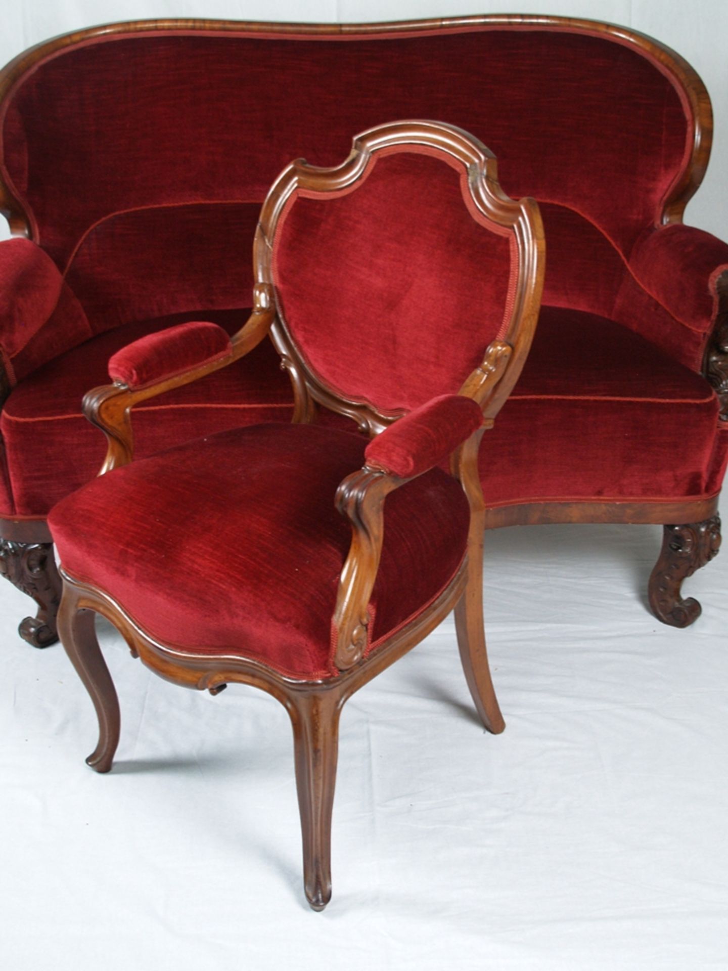 Louis-Philippe-Sofa und zwei Sessel - Dekorativer Zweisitzer mit geschweiften Kanten und Rocaillen- - Bild 2 aus 8