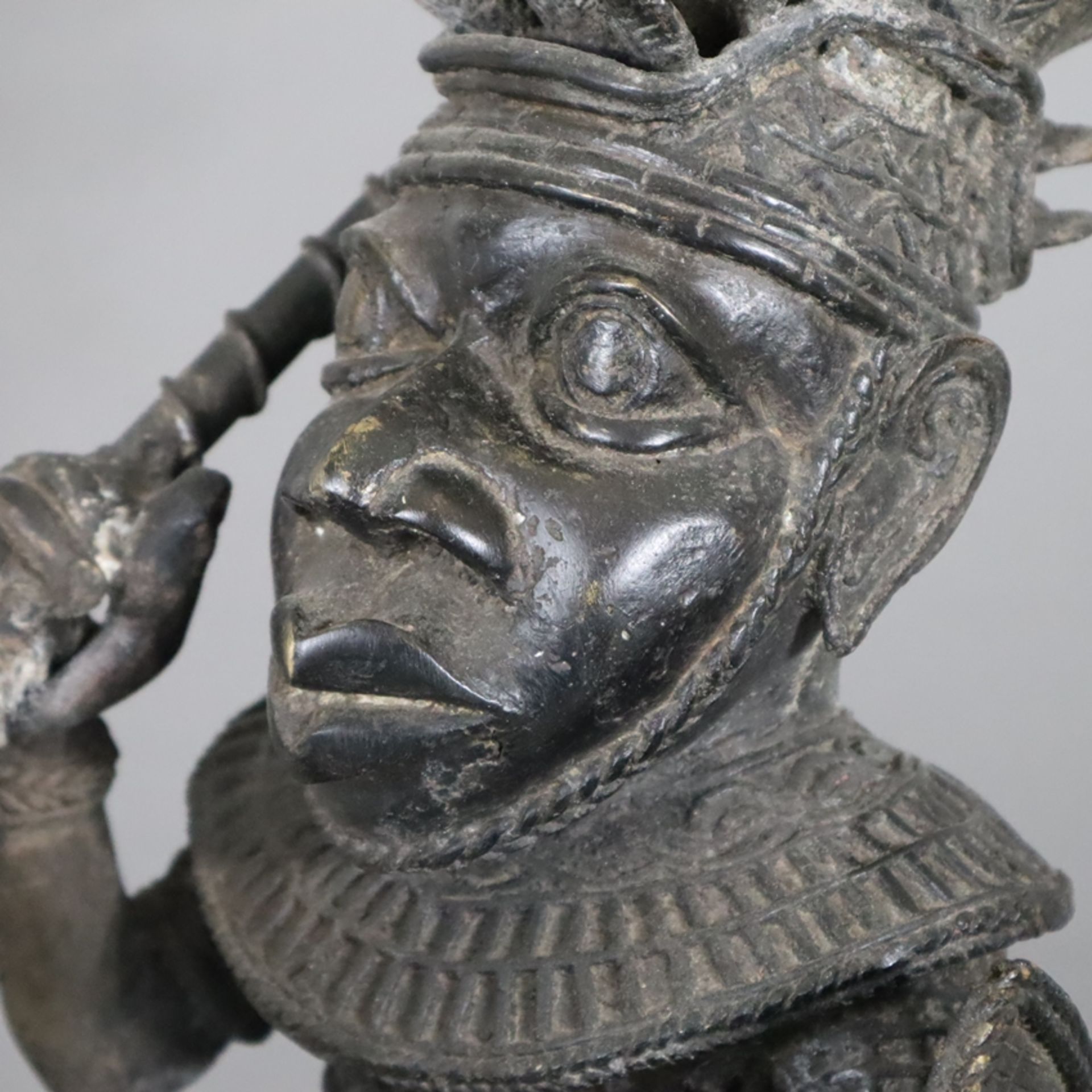 Große Reiterfigur - wohl Westafrika, Nigeria, nach 1900, Skulptur eines Königs von Benin bzw. Darst - Bild 2 aus 8