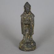 Bronzefigurine des Kannon - Japan, Edo-Zeit, Bronze, brüniert mit Resten einer Vergoldung, auf Loto