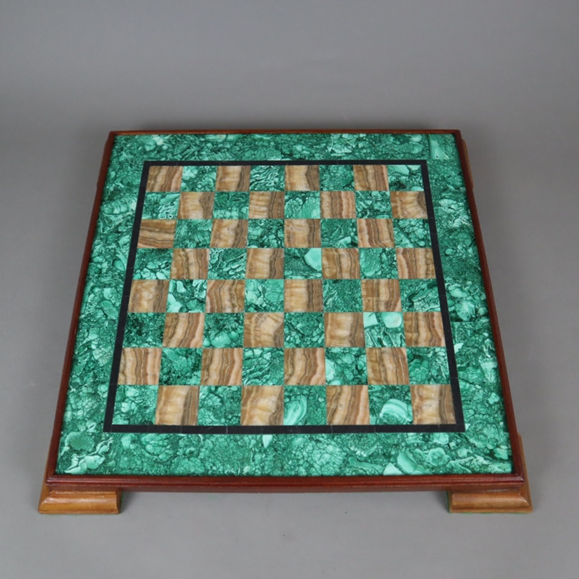 Russisches Schachbrett mit Farbsteinfeldern - Furniere aus fein geädertem smaragdgrünem Malachit, A