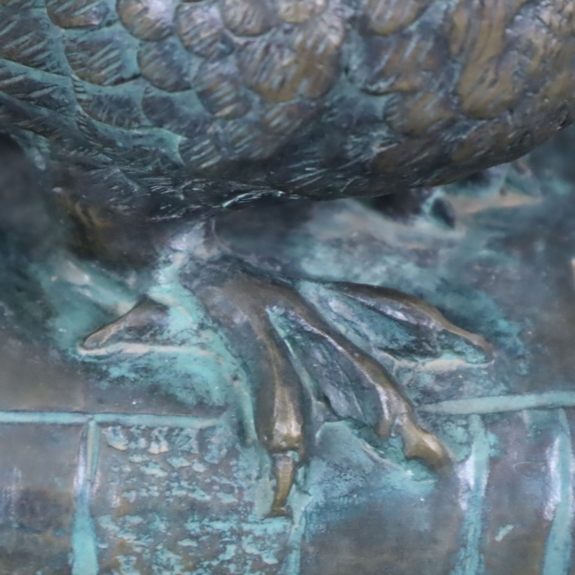 Büchereule - Bronze, patiniert, auf einem geschlossenen Buch sitzende kleine Eule als allegorische  - Bild 4 aus 7