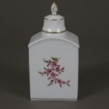 Teedose - Höchst, Porzellan, Blütendekor mit Goldverzierungen, quaderförmiger Korpus mit Segmentbog