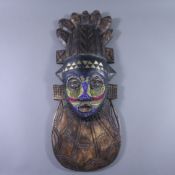 Königsmaske - Ghana, 20. Jahrhundert, gebeiztes Holz, partiell dunkel patiniert, Messingbeschläge, 