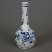 Kleine Flaschenvase - China, Porzellan, auf der Wandung Drachenpaar mit Perle umgeben von Flämmchen