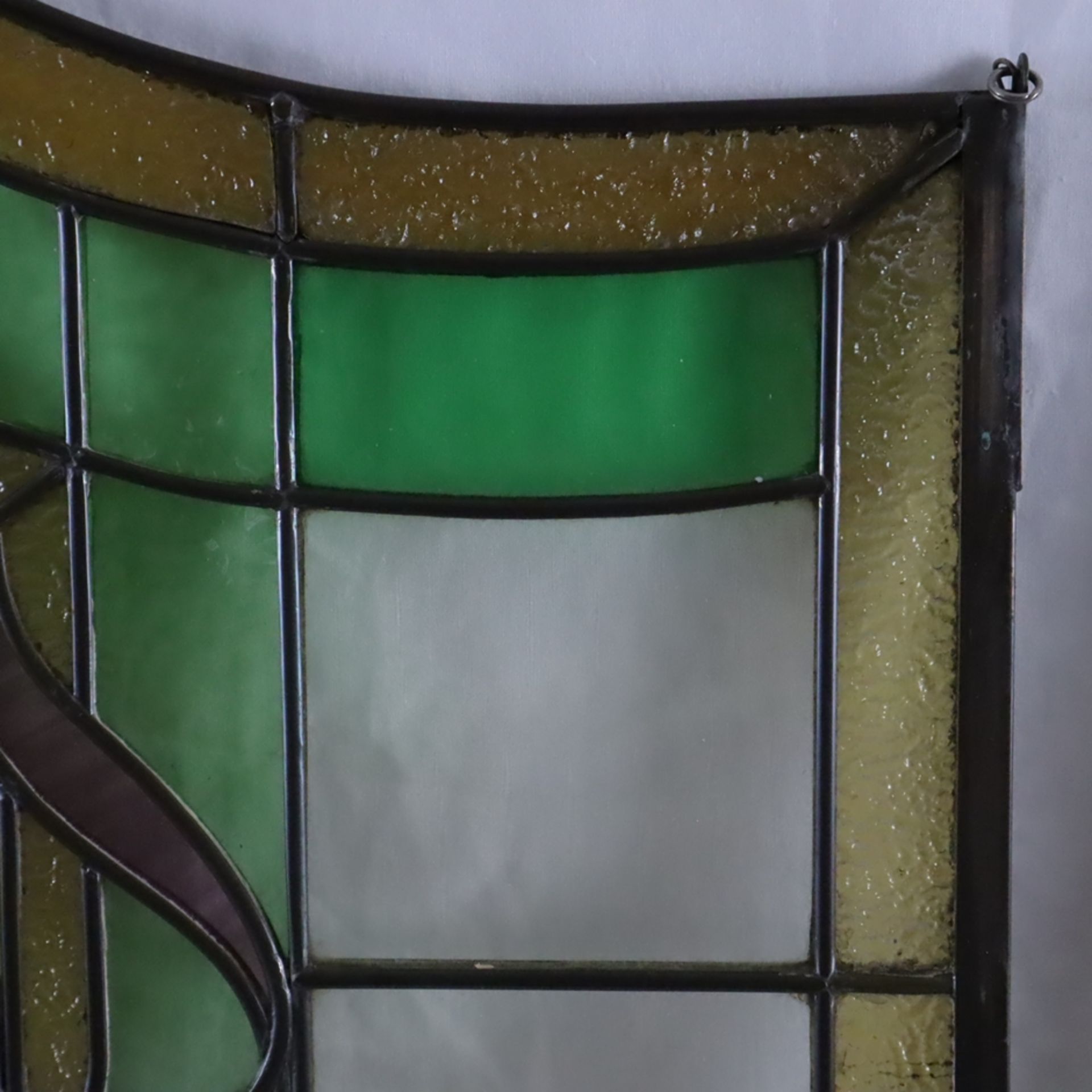 Konvolut Bleiverglasungen mit Jugendstildekor - 3-tlg, Belgien, hochrechteckige Paneele mit Bogenab - Image 12 of 12