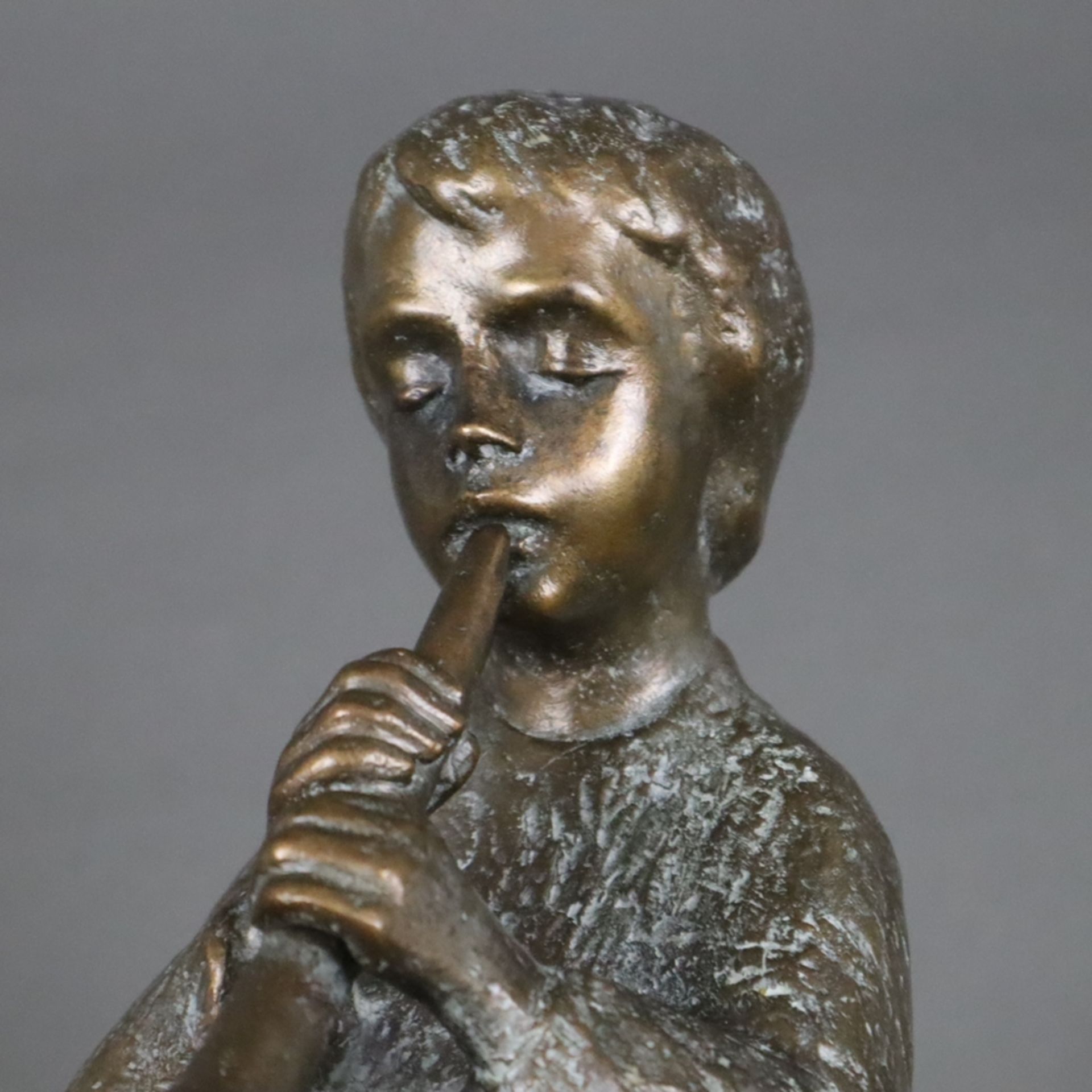 Gerz, Fred (*1944) - "Lauscher und Flötenspieler", 2010, Bronze, braun patiniert, jeweils rückseiti - Bild 3 aus 8