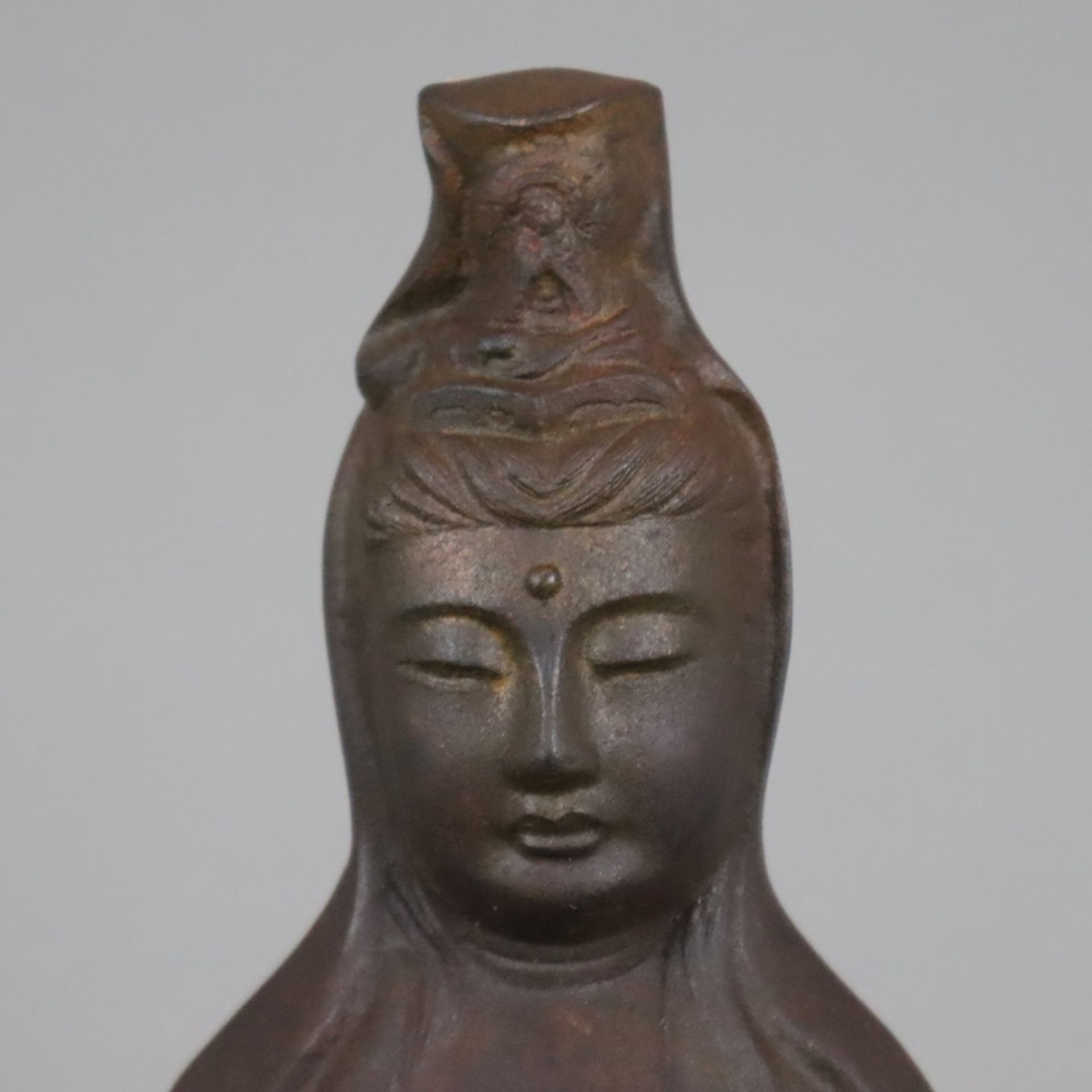 Guanyin-Figur - China, Eisenguss, Rostpatina, stehende Darstellung als androgyner Bodhisattva des M - Image 2 of 10