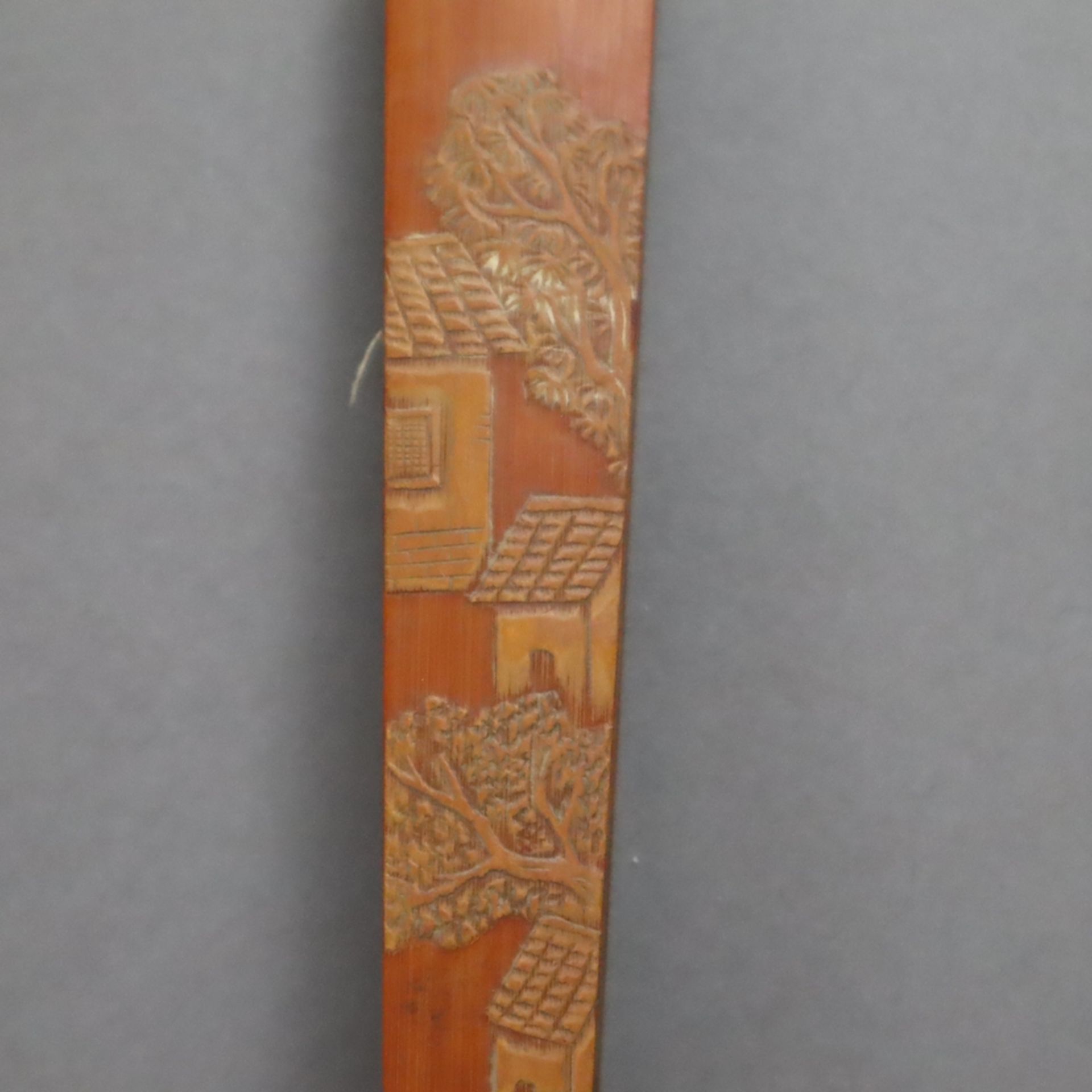 Fächer-Deckstäbe aus Bambus - China, Qing-Dynastie, Bambusholz fein beschnitzt mit Architekturlands - Image 2 of 8