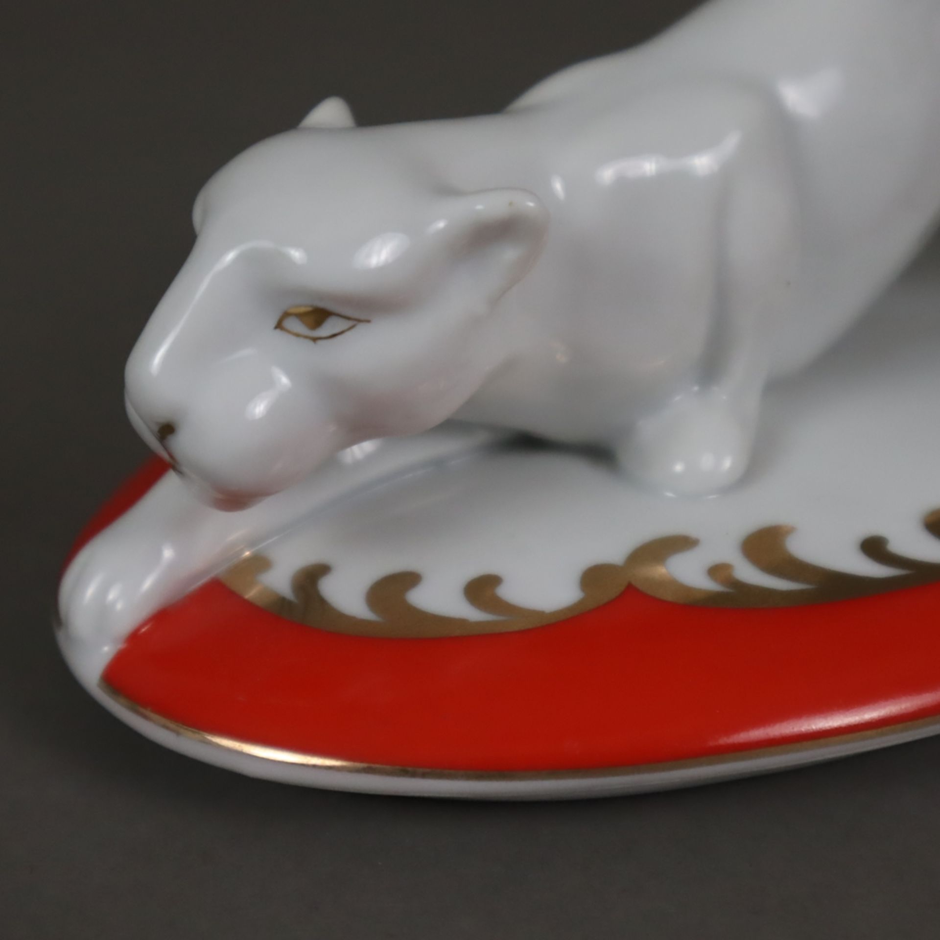 Deckeldose mit Panther-Figur im Art Déco-Stil - Limoges, Frankreich, 20. Jh., Porzellan, teils oran - Image 2 of 7