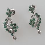 Ein Paar Smaragd-Diamant-Ohrhänger - Weißgold 585/000 (14Kt), Ohrringe und Schraubsicherungen geste