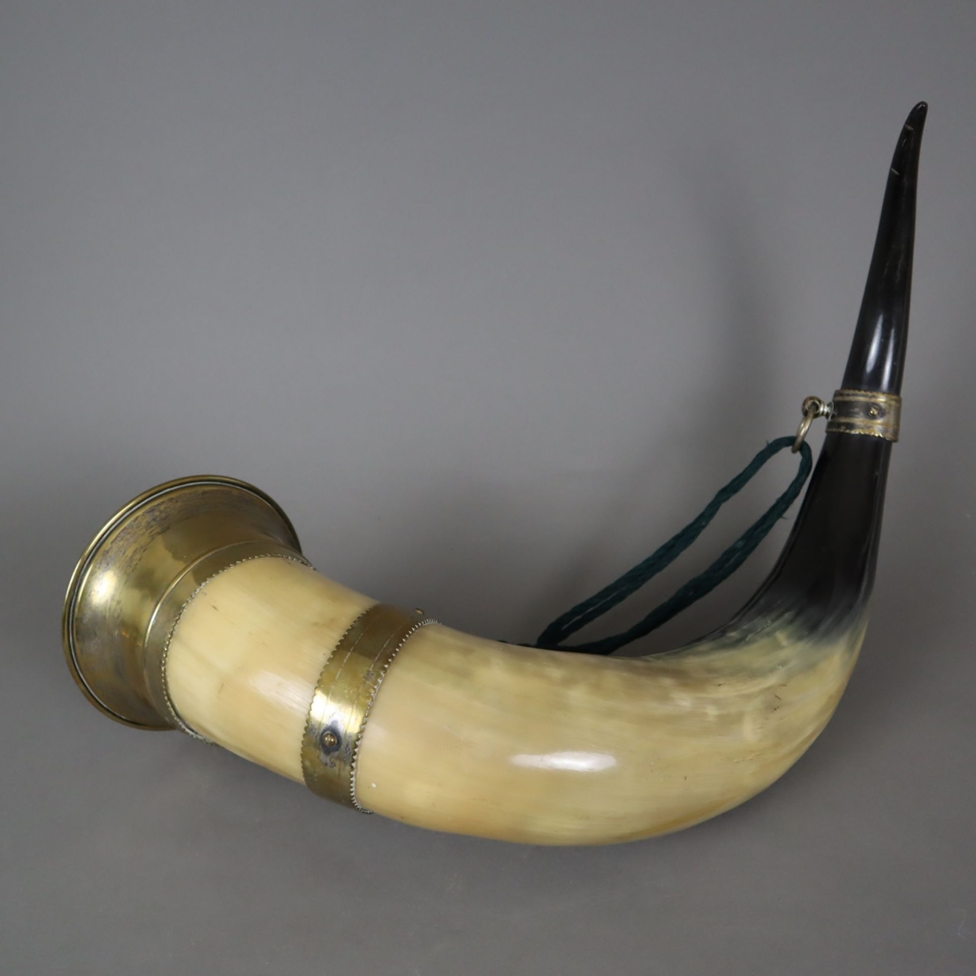Trinkhorn - langes gewundenes Horn mit Messingbeschlägen, mit Hängeband, Gebrauchsspuren, L.ca.47cm