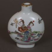 Famille rose-Snuffbottle - China frühes 20.Jh., fein gemalter Dekor mit mythischen Figuren in kunst