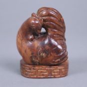 Altes Holzdöschen mit Hahnfigur - China, ausgehende Qing-Dynastie, Ahorn/Wurzelholz, Deckel fein ge