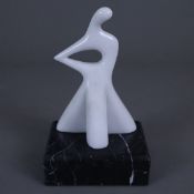 Marmor-Skulptur - 20. Jh.- Abstrakte Figur aus weißem Marmor, glatt poliert, auf rechteckigem schwa