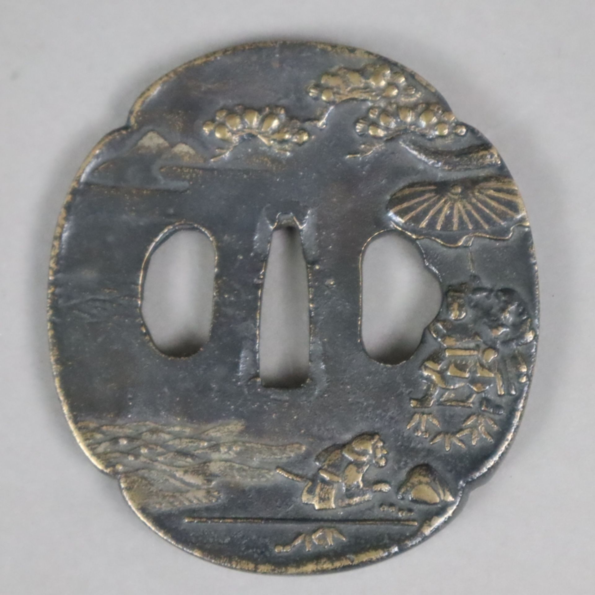 Tsuba - Bronze, dunkel patiniert, Mokkô-Form (Vierpassform), Reliefdekor mit rastendem Samurai und