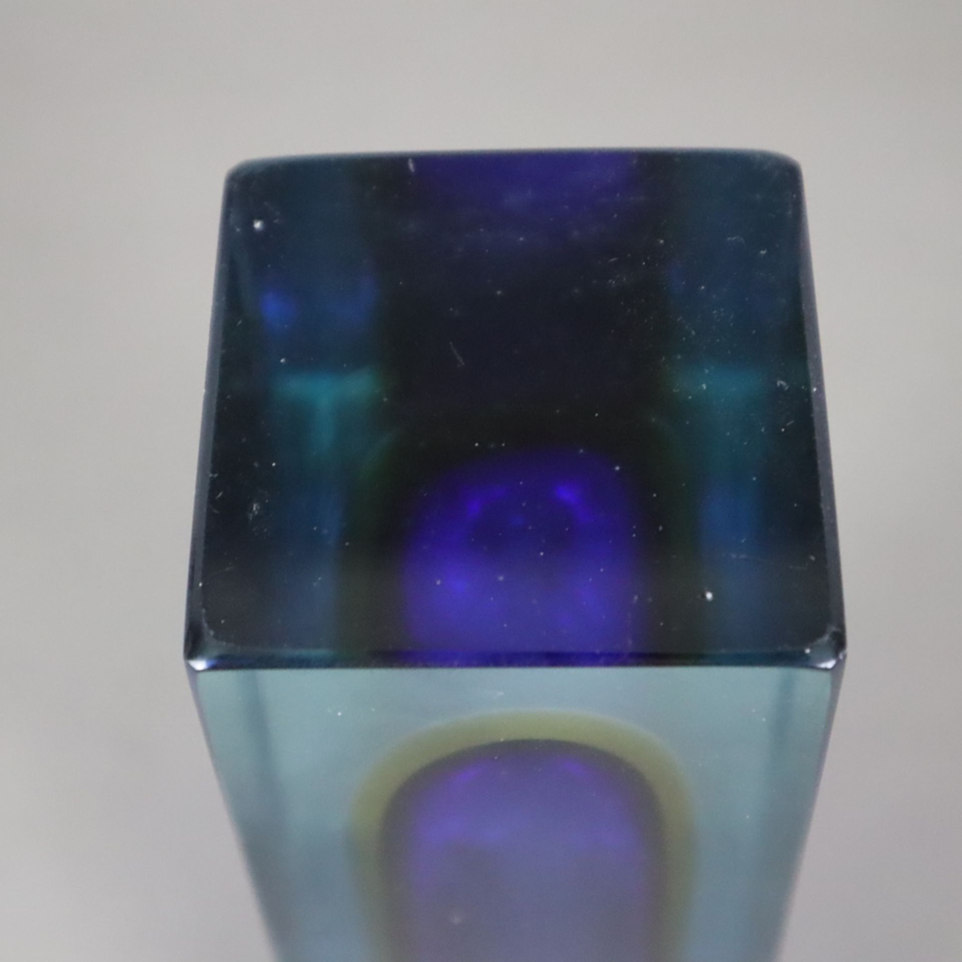 Schwere Sommerso-Vase - Murano / Italien, 2. Hälfte 20. Jh., dickwandiges farbloses Glas, blau unte - Bild 6 aus 6