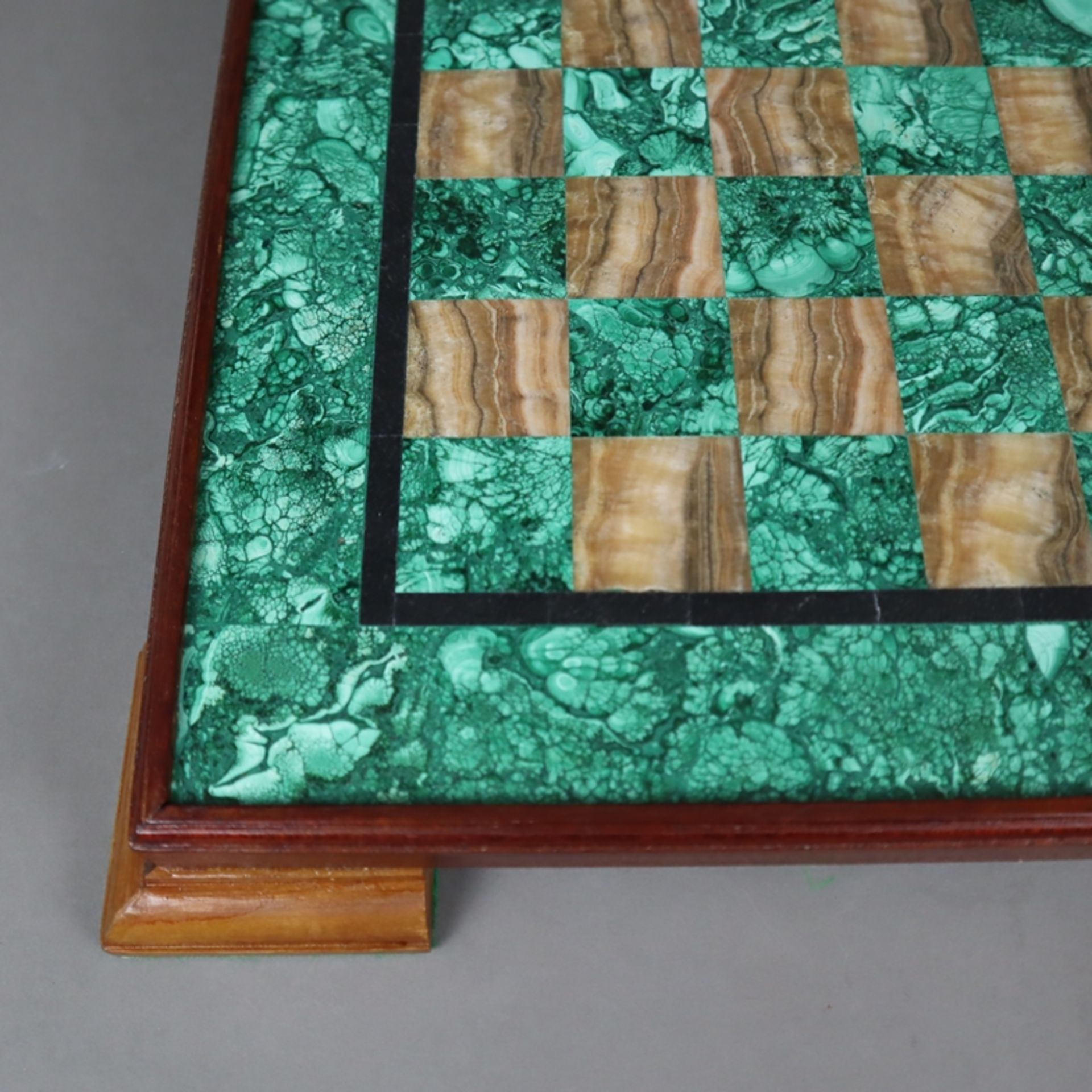Russisches Schachbrett mit Farbsteinfeldern - Furniere aus fein geädertem smaragdgrünem Malachit, A - Bild 2 aus 6