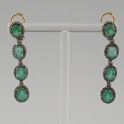 Ein Paar prunkvolle Ohrhänger/-stecker mit Smaragden und Diamanten - Silber, teils vergoldet, Abhän