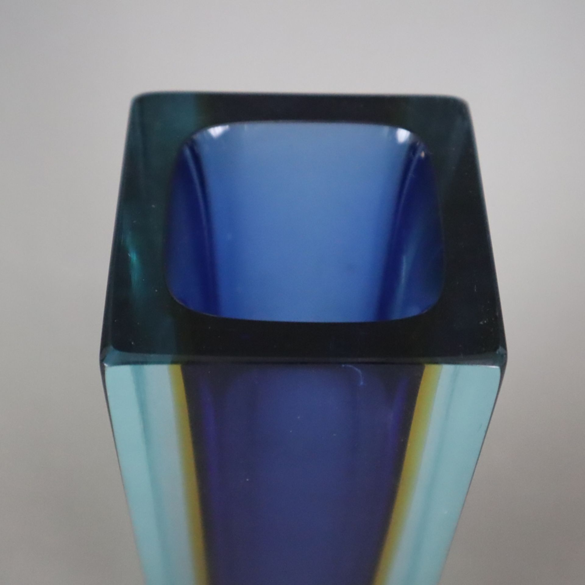 Schwere Sommerso-Vase - Murano / Italien, 2. Hälfte 20. Jh., dickwandiges farbloses Glas, blau unte - Bild 3 aus 6