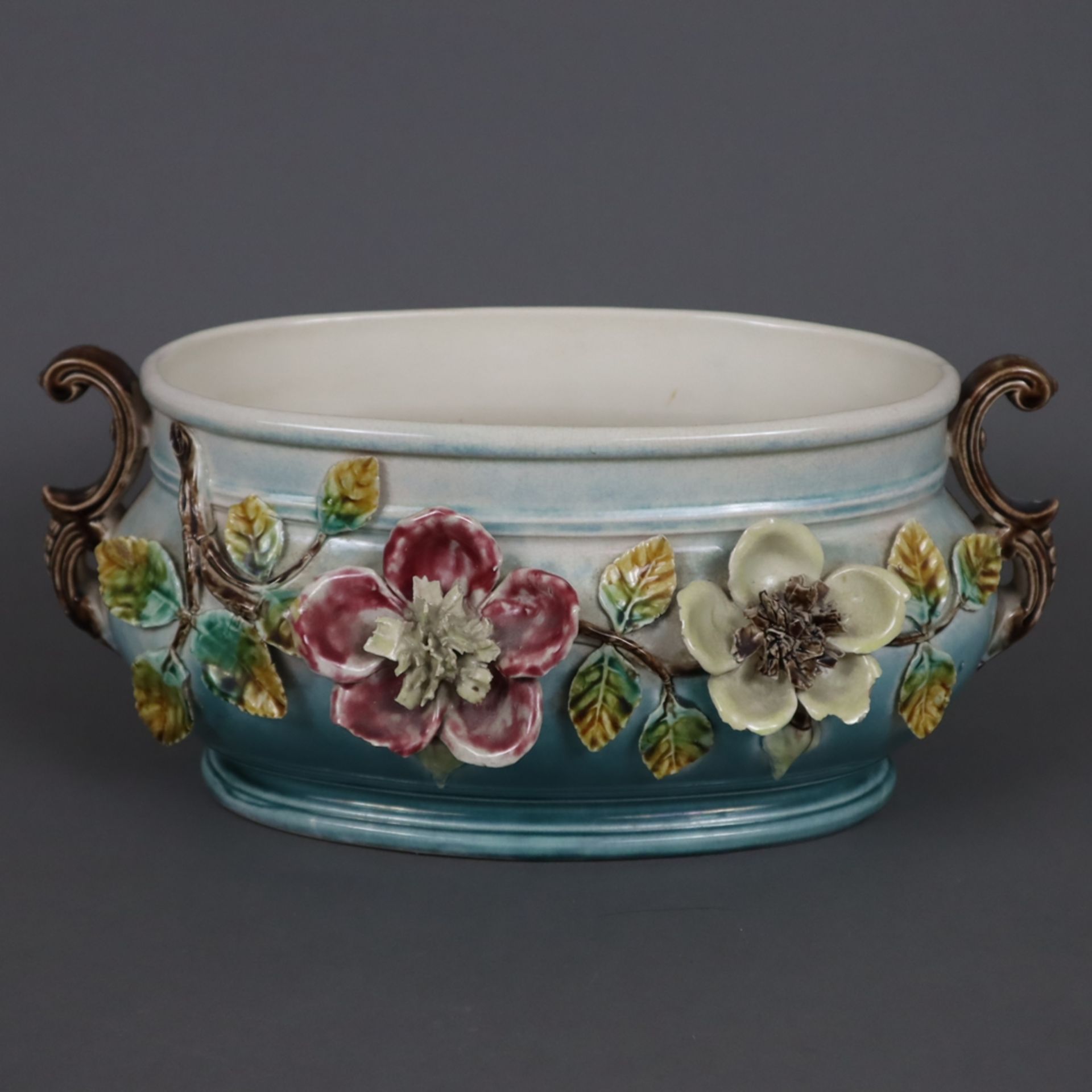 Jardinière - um 1900, Keramik, polychrom glasiert, ovale Form mit zwei seitlichen Rocaille-Henkeln,