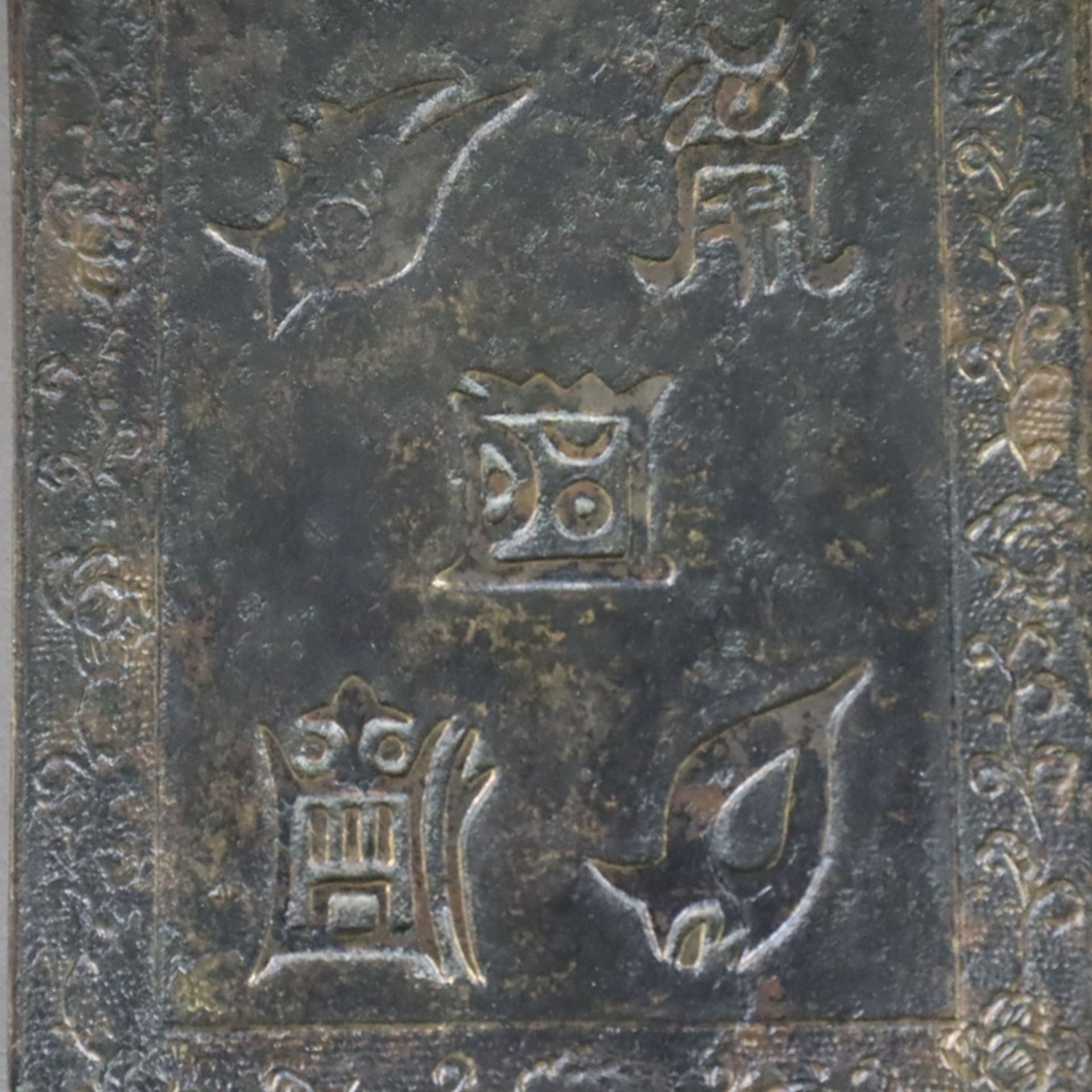 Handspiegel aus Bronze - Japan, Bronze mit dunkler Patina, zierreliefiert, gegossene Signaturkartus - Image 3 of 5