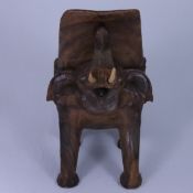 Elefantenstuhl - 20.Jh., Holz, aus einem Stück geschnitzt, Sitzfläche auf dem Rücken eines Elefante