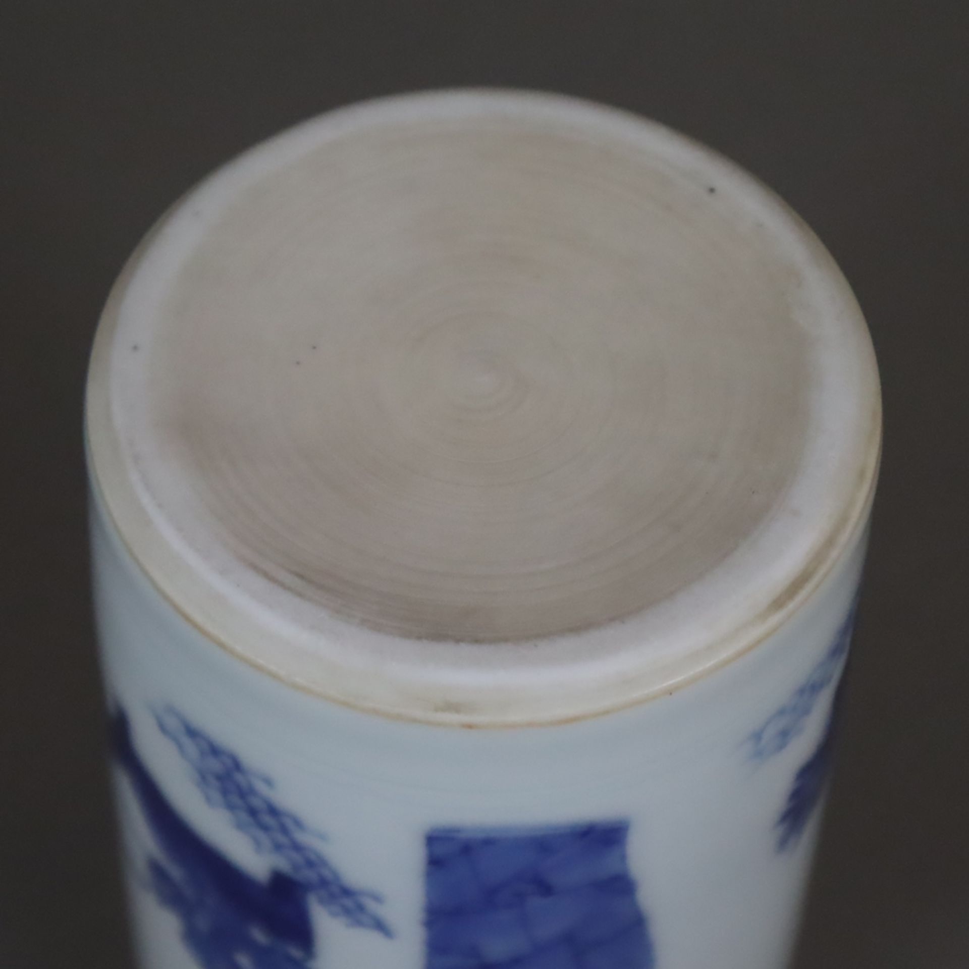Blau-weißer Pinselhalter - China, frühe Qing-Dynastie, Porzellan, umlaufend in Unterglasurblau bema - Bild 7 aus 7