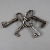 Vier Hohlschlüssel - Barock, 18, Jahrhundert, Eisen, diverse Formen und Größen, Alters- und Gebrauc