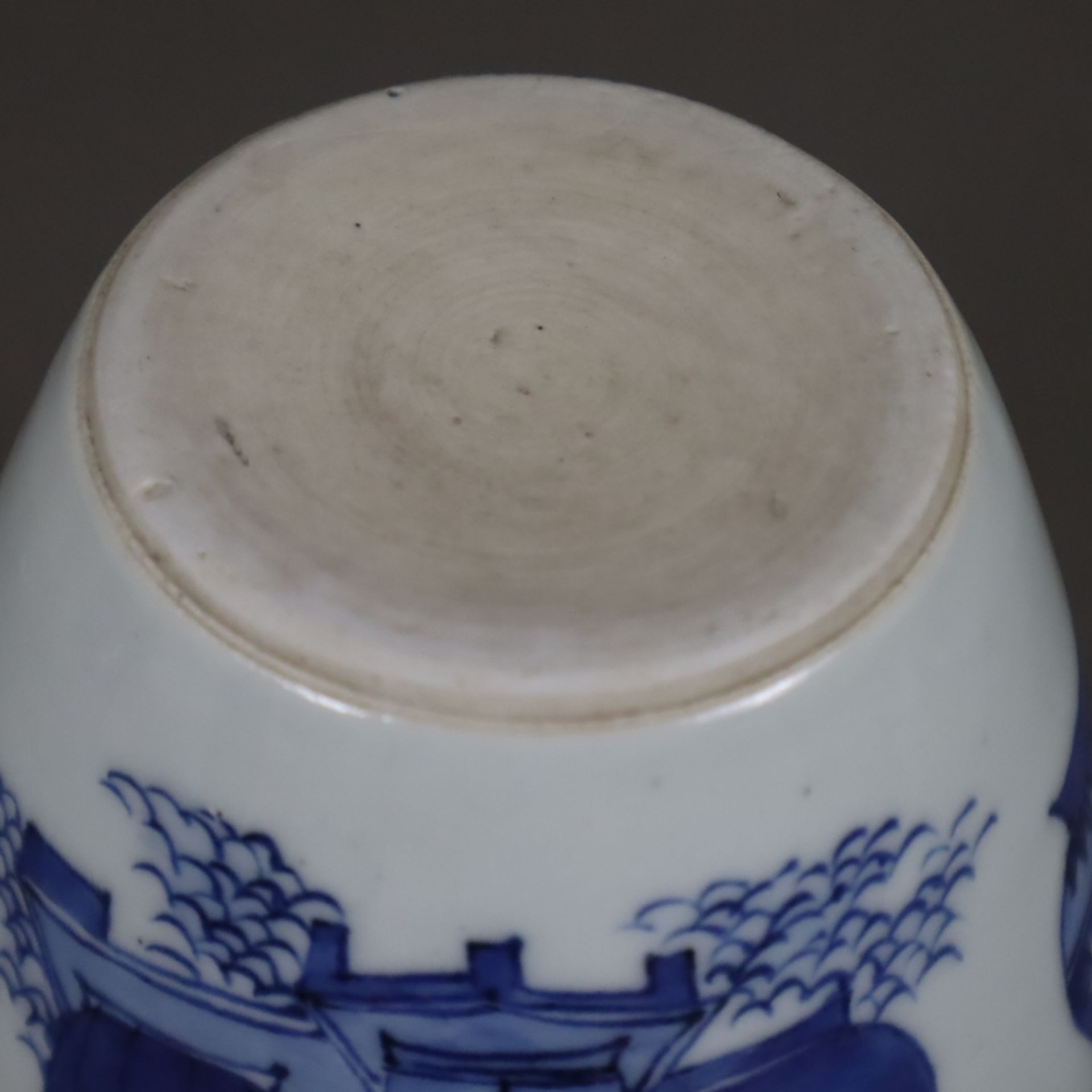 Blau-weiße Vase - China, Qing-Dynastie, Porzellan, ovoide Form, umlaufend in Unterglasurblau bemalt - Image 8 of 8