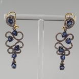 Ein Paar prunkvolle Ohrhänger/-stecker mit Saphiren und Diamanten - Silber, teils vergoldet, als Ab