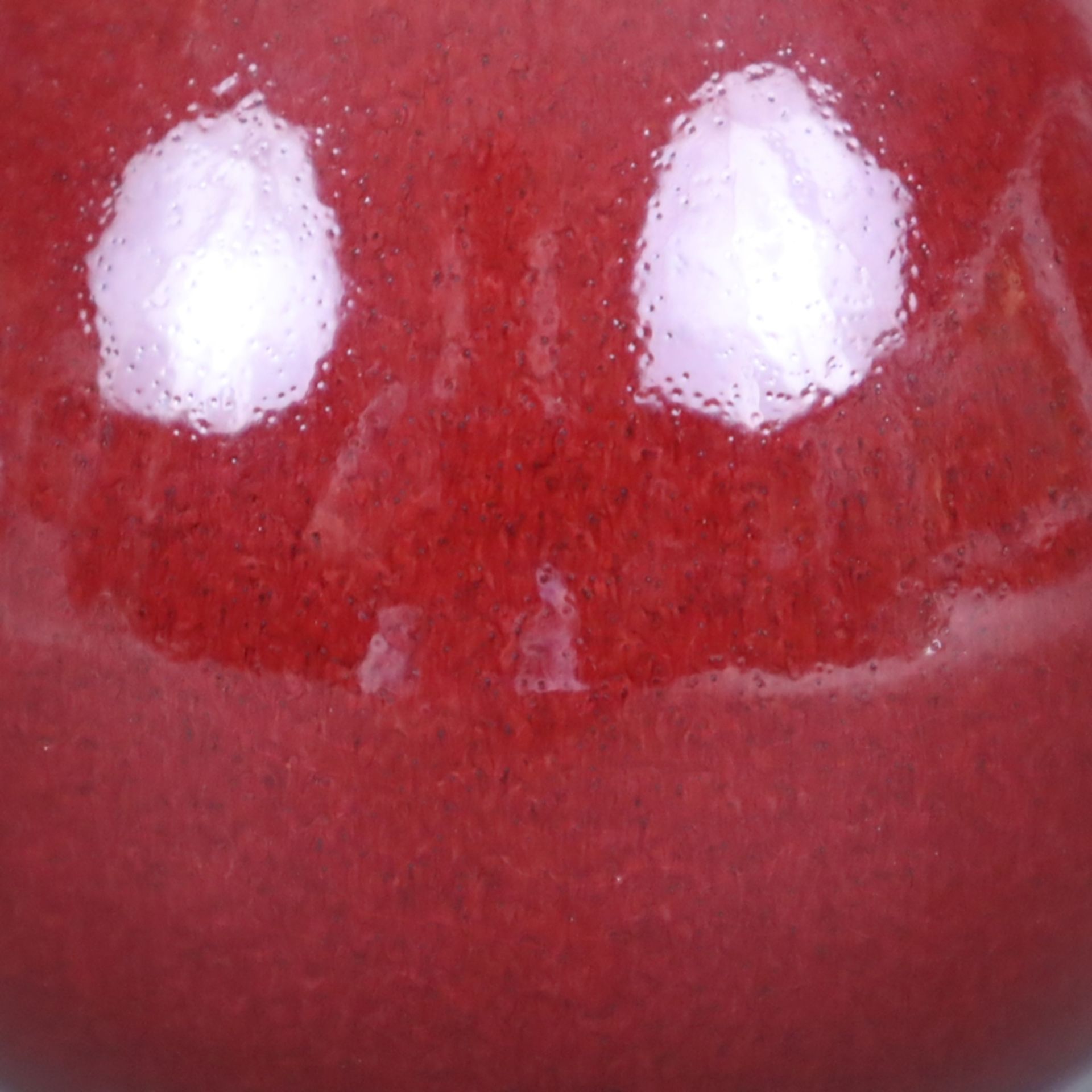 Flaschenvase - vom Typus Yuhuchunping, monochrome Ochsenblut-Überlaufglasur, im Bereich des Lippenr - Image 4 of 6