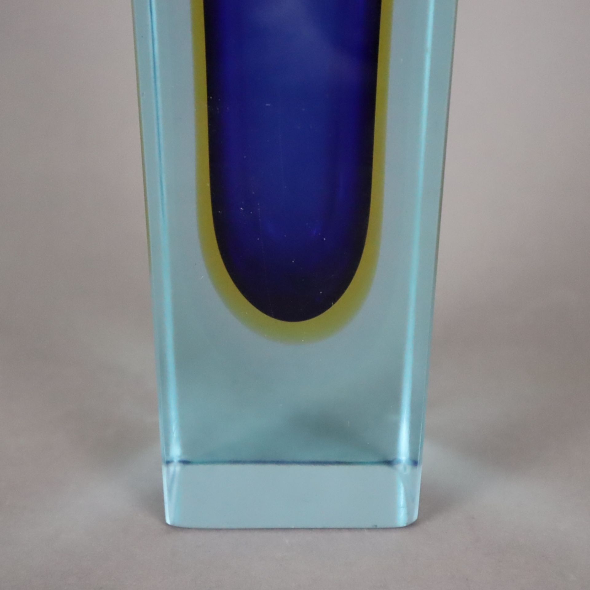 Schwere Sommerso-Vase - Murano / Italien, 2. Hälfte 20. Jh., dickwandiges farbloses Glas, blau unte - Bild 5 aus 6