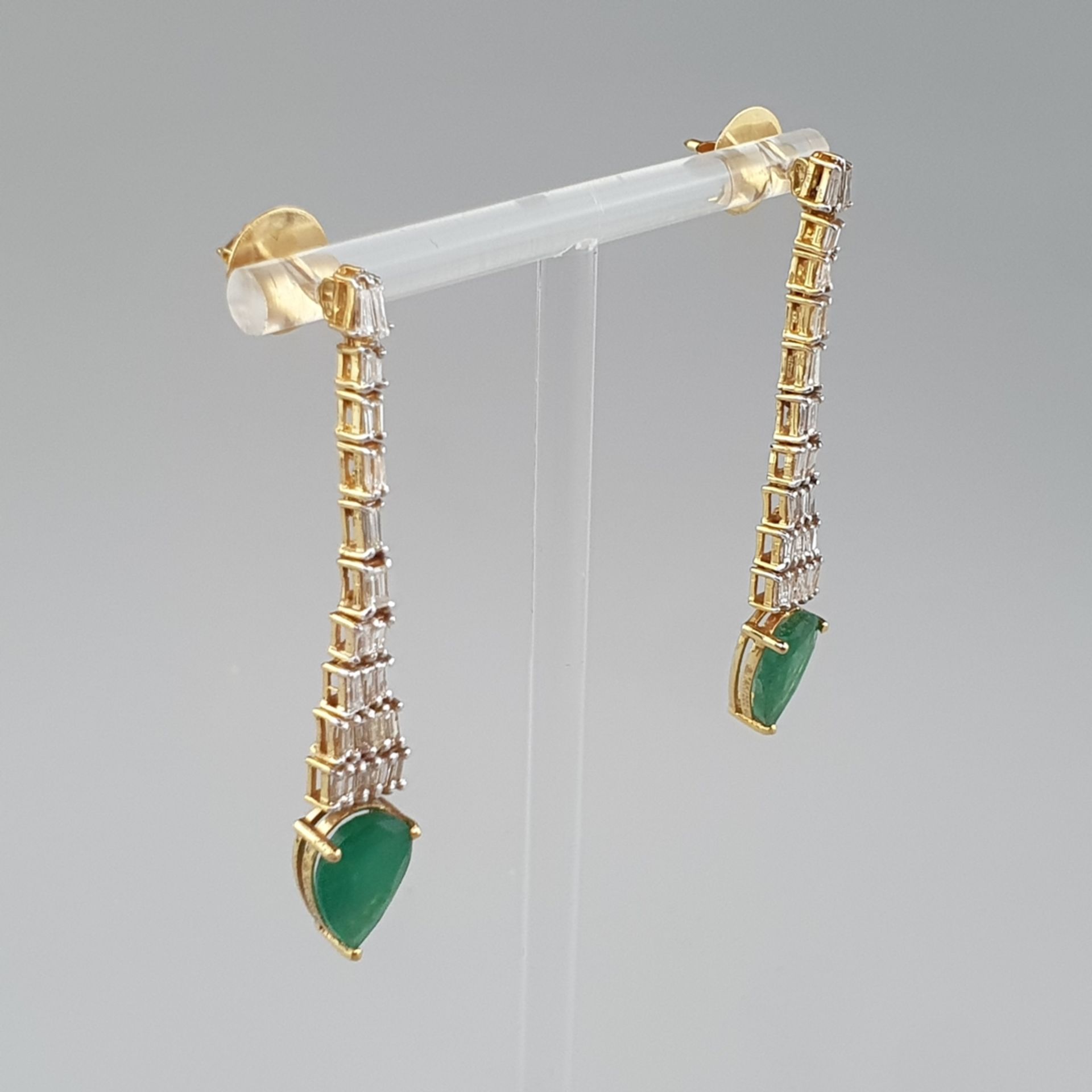 Ein Paar Smaragd-Ohrhänger/-stecker mit Diamanten-- 14Kt.-Gelbgold 585/000, gestempelt, Abhängungen - Image 2 of 7