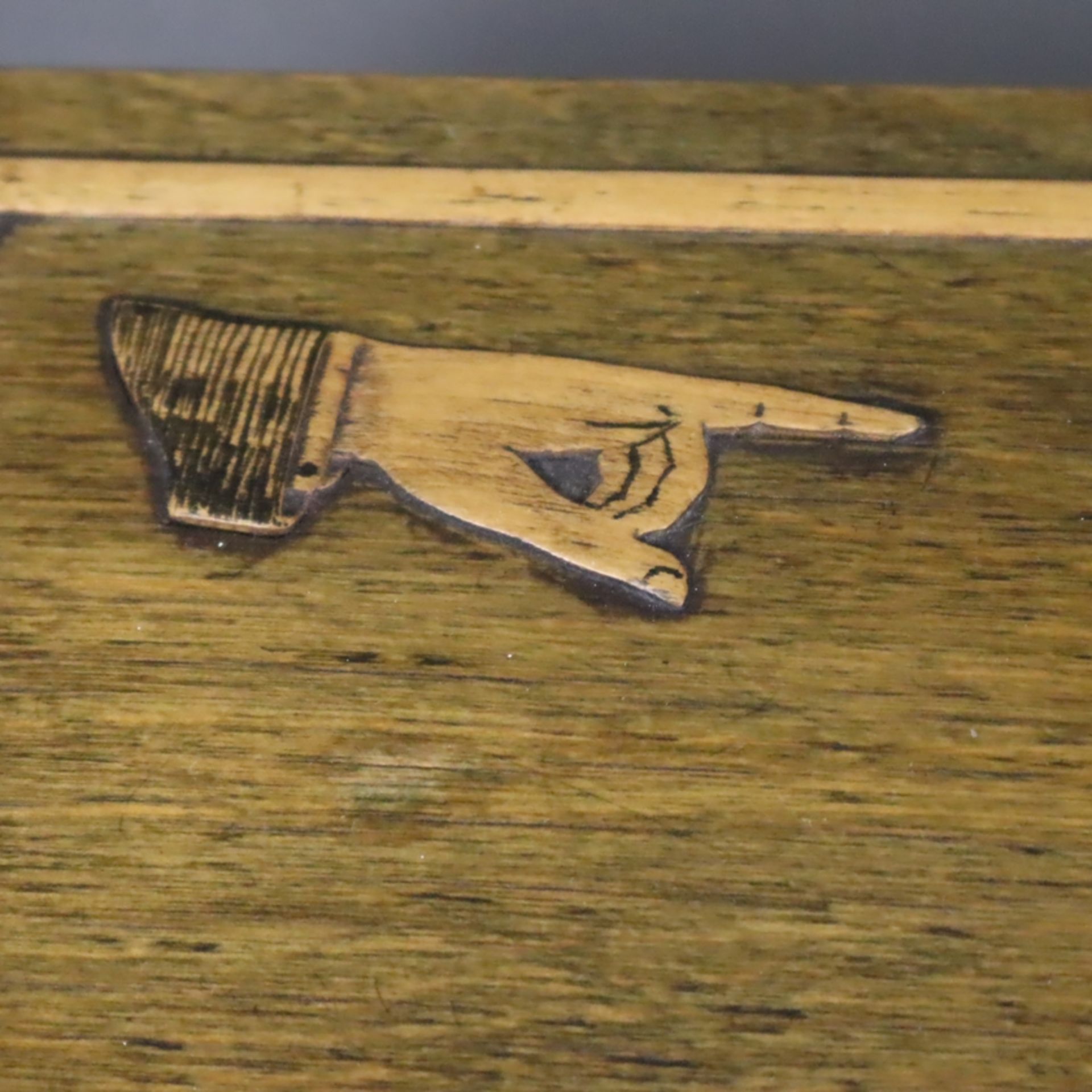 Handschuhschatulle - Holz, rechteckige Form, auf dem Scharnierdeckel Auflagendekor mit auf einen Sc - Bild 2 aus 7