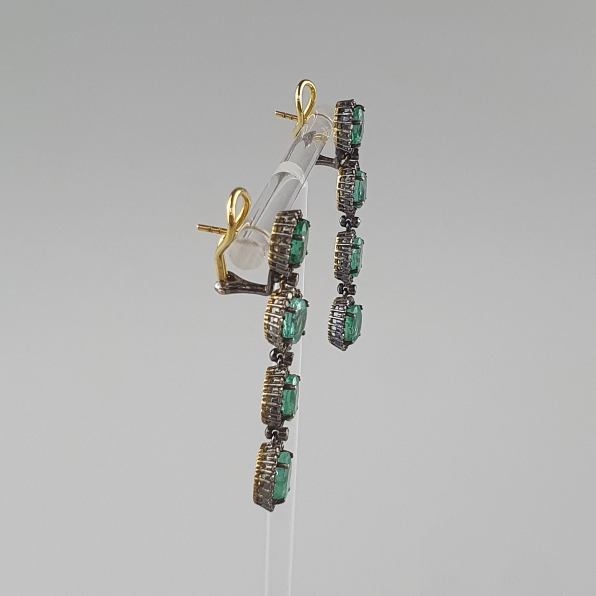 Ein Paar prunkvolle Ohrhänger/-stecker mit Smaragden und Diamanten - Silber, teils vergoldet, Abhän - Bild 3 aus 5