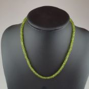 Filigrane Halskette -Kette mit kleinen facettiert geschliffenen Peridot-Rondellen, Karabinerverschl