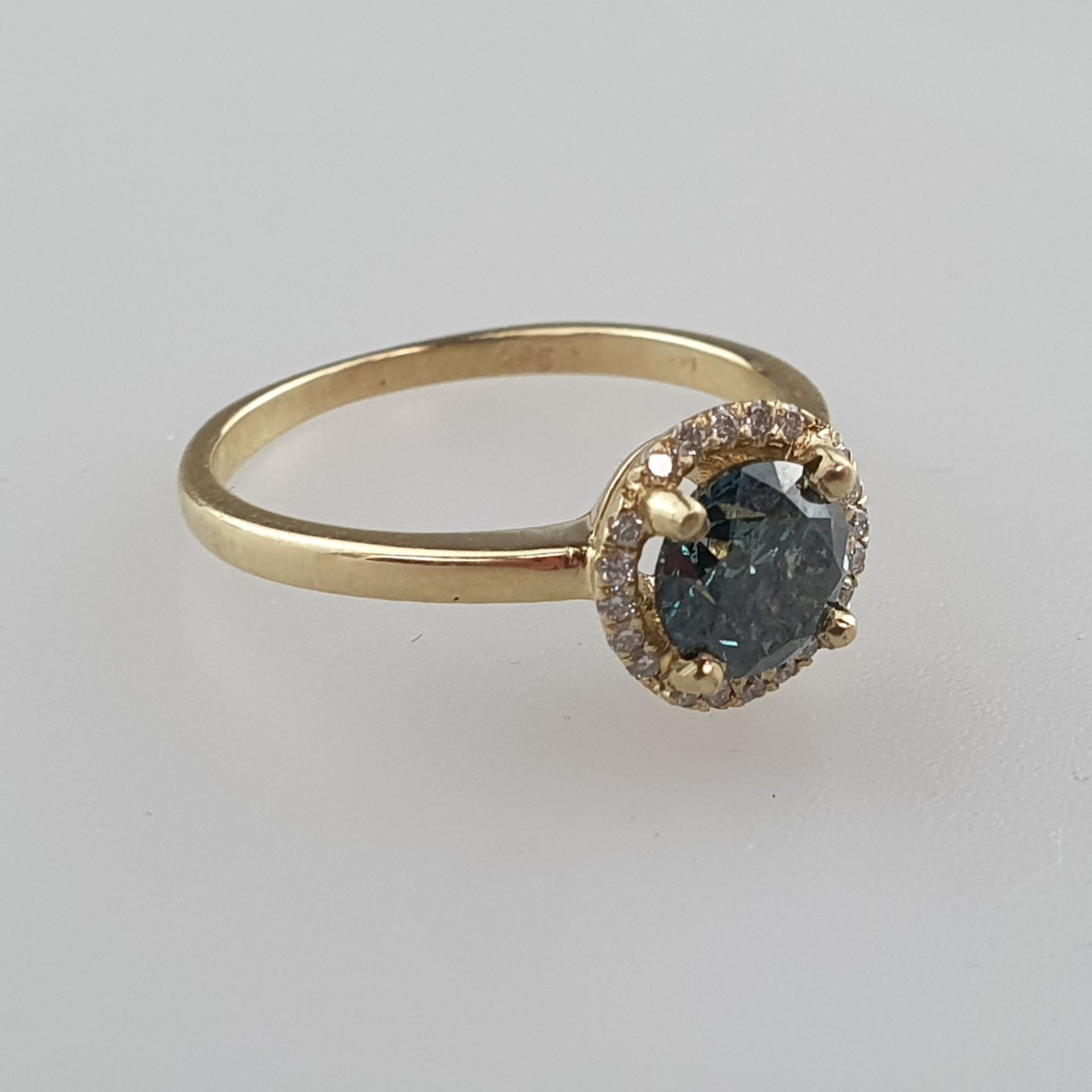 Diamantring - Gelbgold 585/000 (14 Kt.), innen gestempelt, mittig Fancy Blue-Diamant im Brillantsch - Bild 2 aus 5