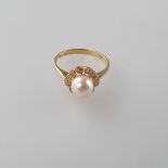 Perlenring mit Diamanten - Gelbgold 585/000 (14 Kt), gestempelt, blütenförmiger Ringkopf besetzt mi