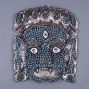 Mahakala-Maske - Tibet, 1. Drittel 20. Jh., getriebenes silberfarbenes Blech mit ornamentalen Draht