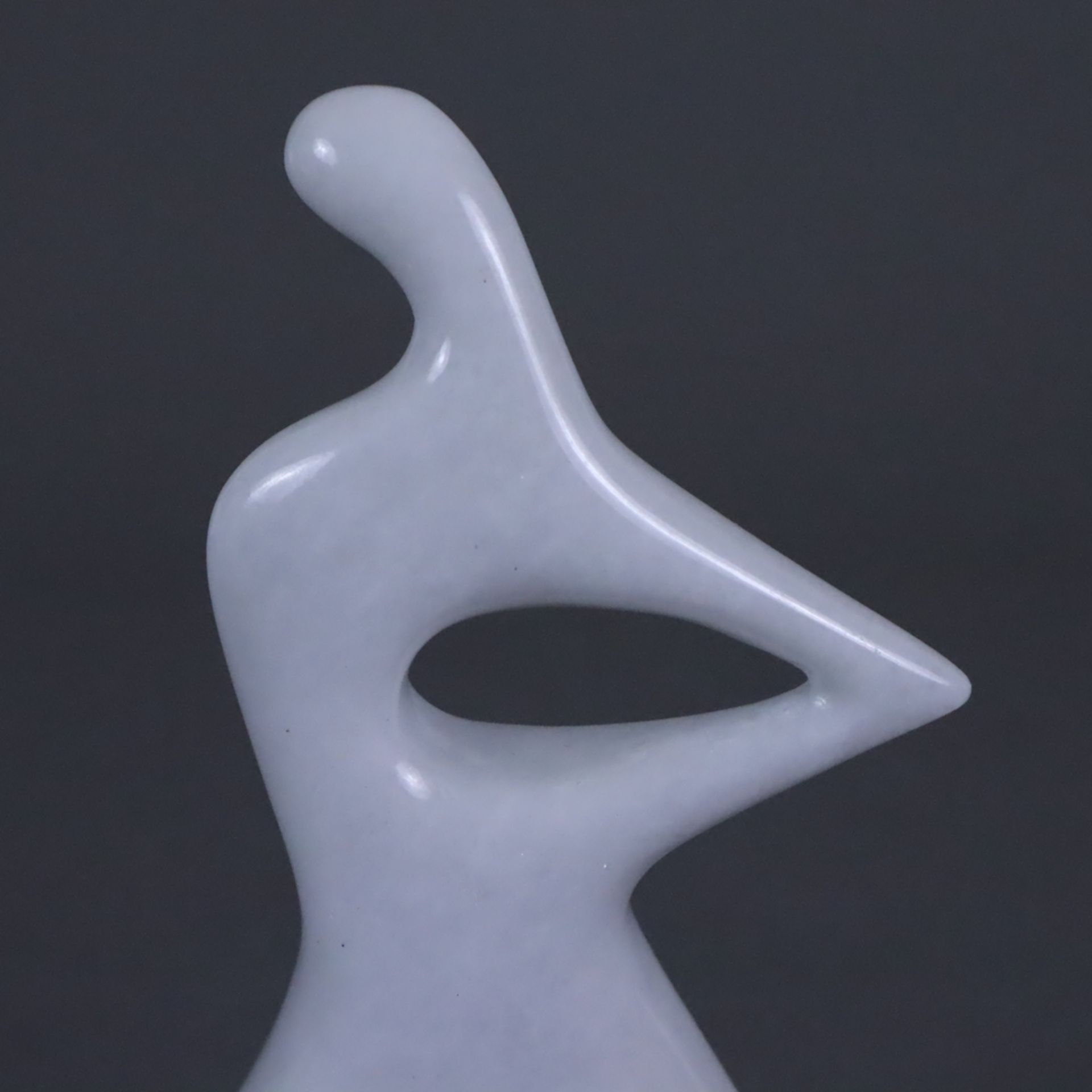 Marmor-Skulptur - 20. Jh.- Abstrakte Figur aus weißem Marmor, glatt poliert, auf rechteckigem schwa - Bild 4 aus 5