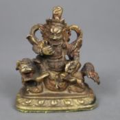 Miniaturfigur "Jambhala auf einem Löwen sitzend" - Tibet / China, Kupferlegierung, vergoldet, auf e