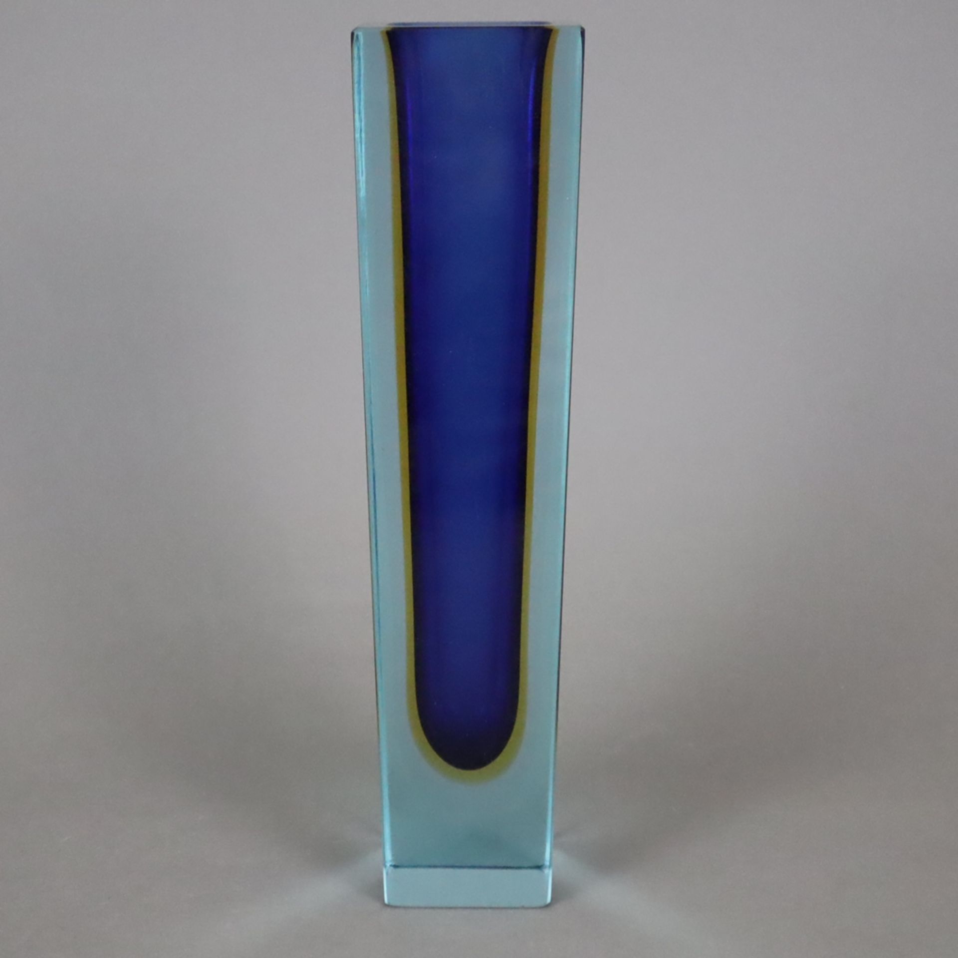 Schwere Sommerso-Vase - Murano / Italien, 2. Hälfte 20. Jh., dickwandiges farbloses Glas, blau unte