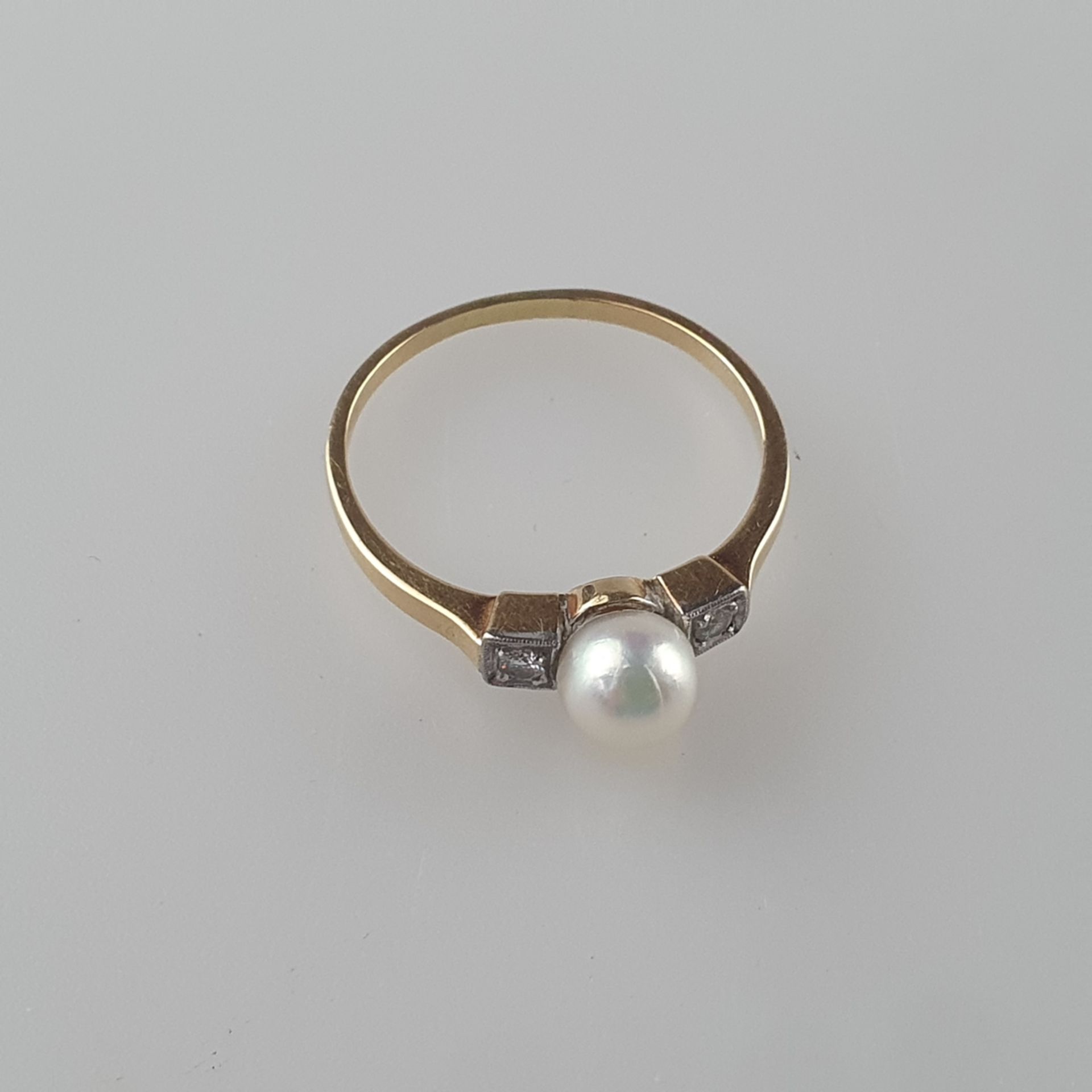 Perlenring mit Diamanten - Gelbgold 585/000 (14 Kt), geprüft, Ringkopf besetzt mit Perle von ca. 6  - Bild 2 aus 5