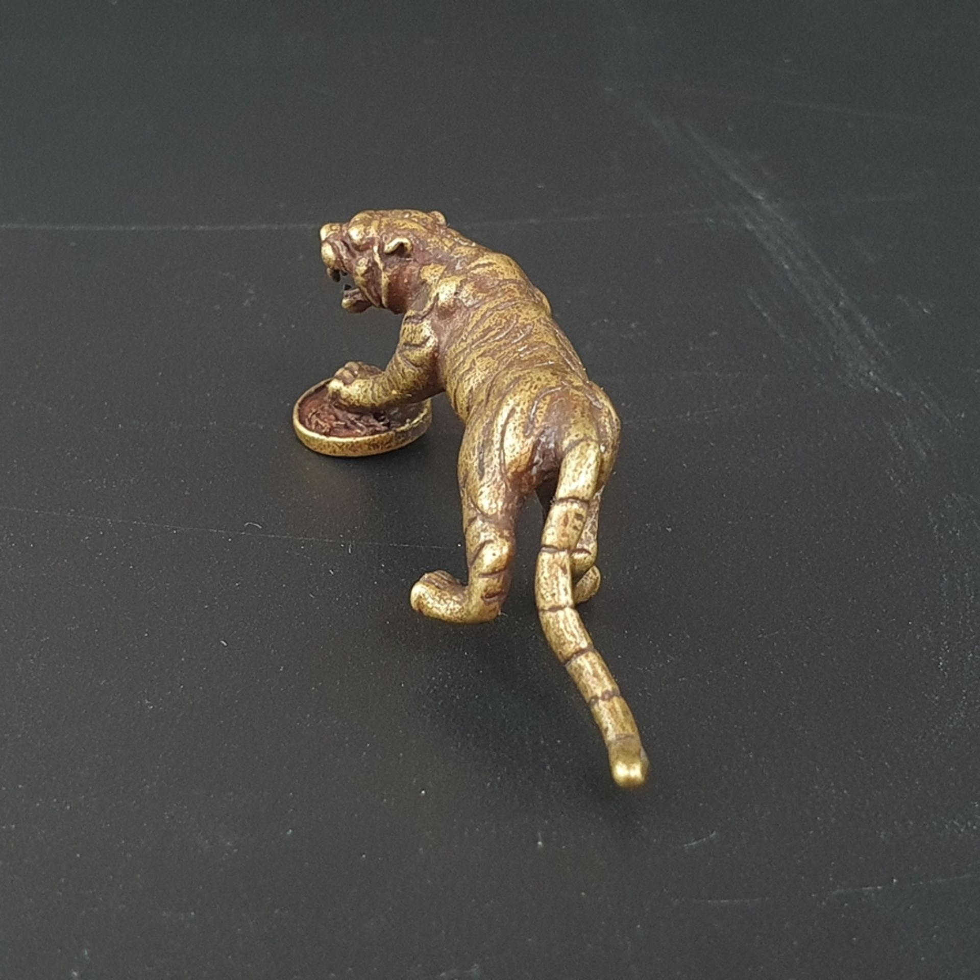 Feine Miniaturfigur "Fauchender Tiger mit Käsch-Münze" - Bronzelegierung, ca. 60 x 20 mm, ca.27 g,  - Bild 4 aus 5
