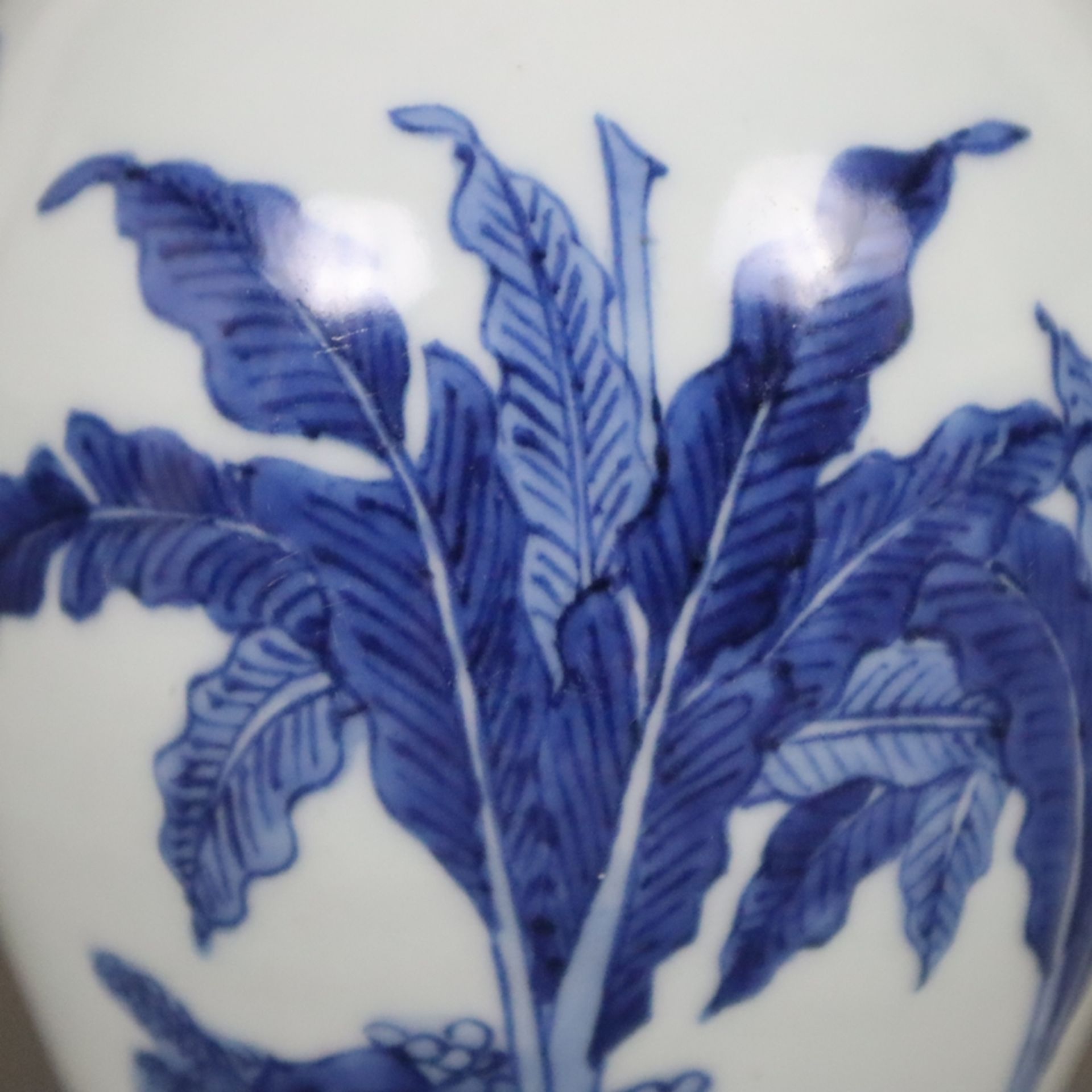 Blau-weiße Vase - China, Qing-Dynastie, Porzellan, ovoide Form, umlaufend in Unterglasurblau bemalt - Image 5 of 8