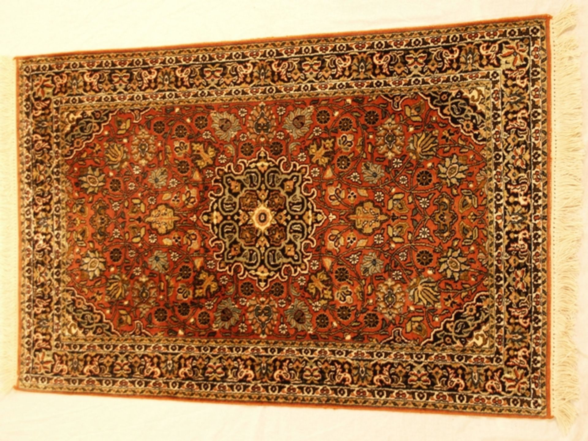 Orientteppich - Kaschmir-Seide auf Wolle, handgeknüpft, Medaillon ziegelfarbig, florales Muster,c a