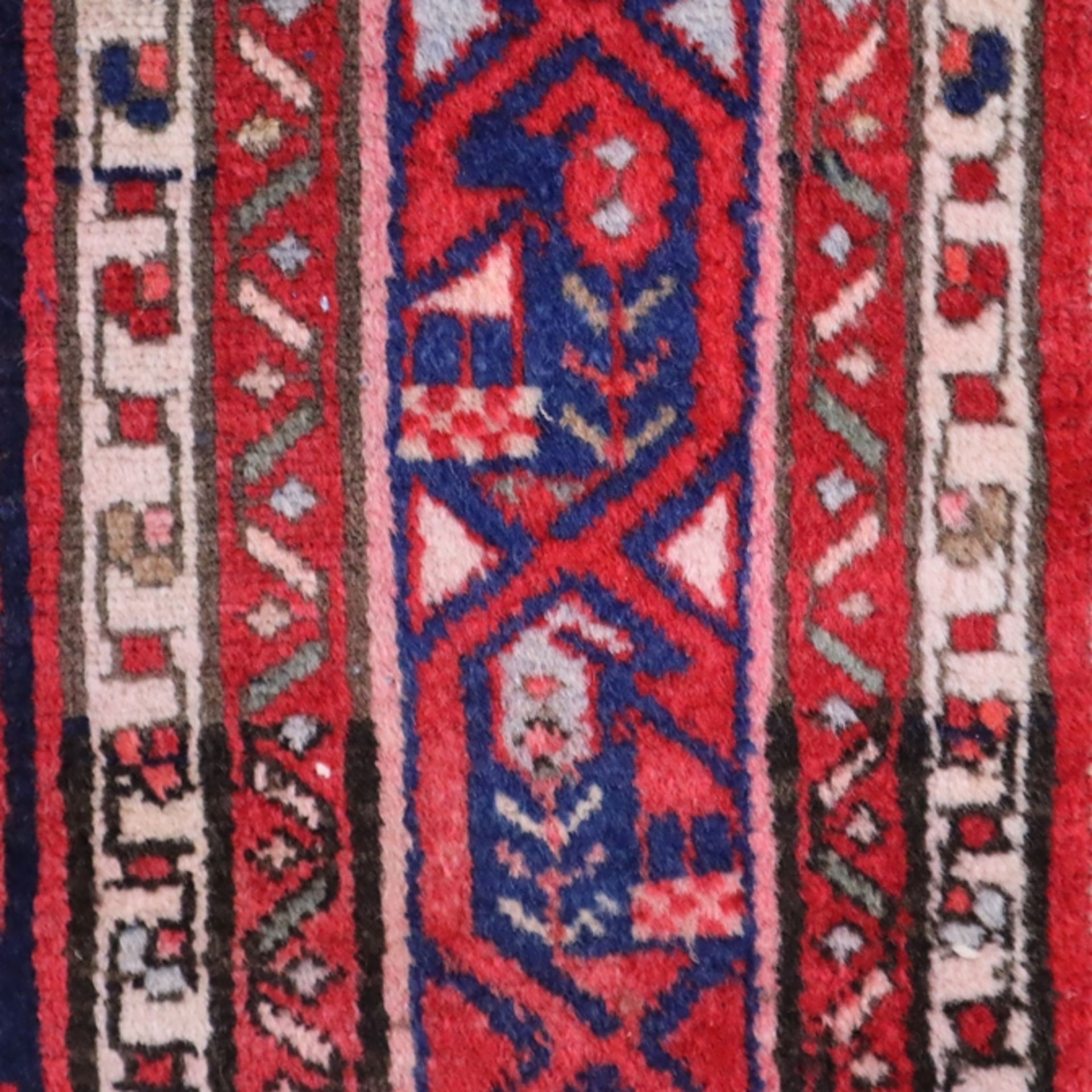 Orientteppich - Wolle, rotgrundig, ornamental gemustert, mehrfache Bordüre, u.a. mit Vogelmuster, A - Bild 7 aus 8