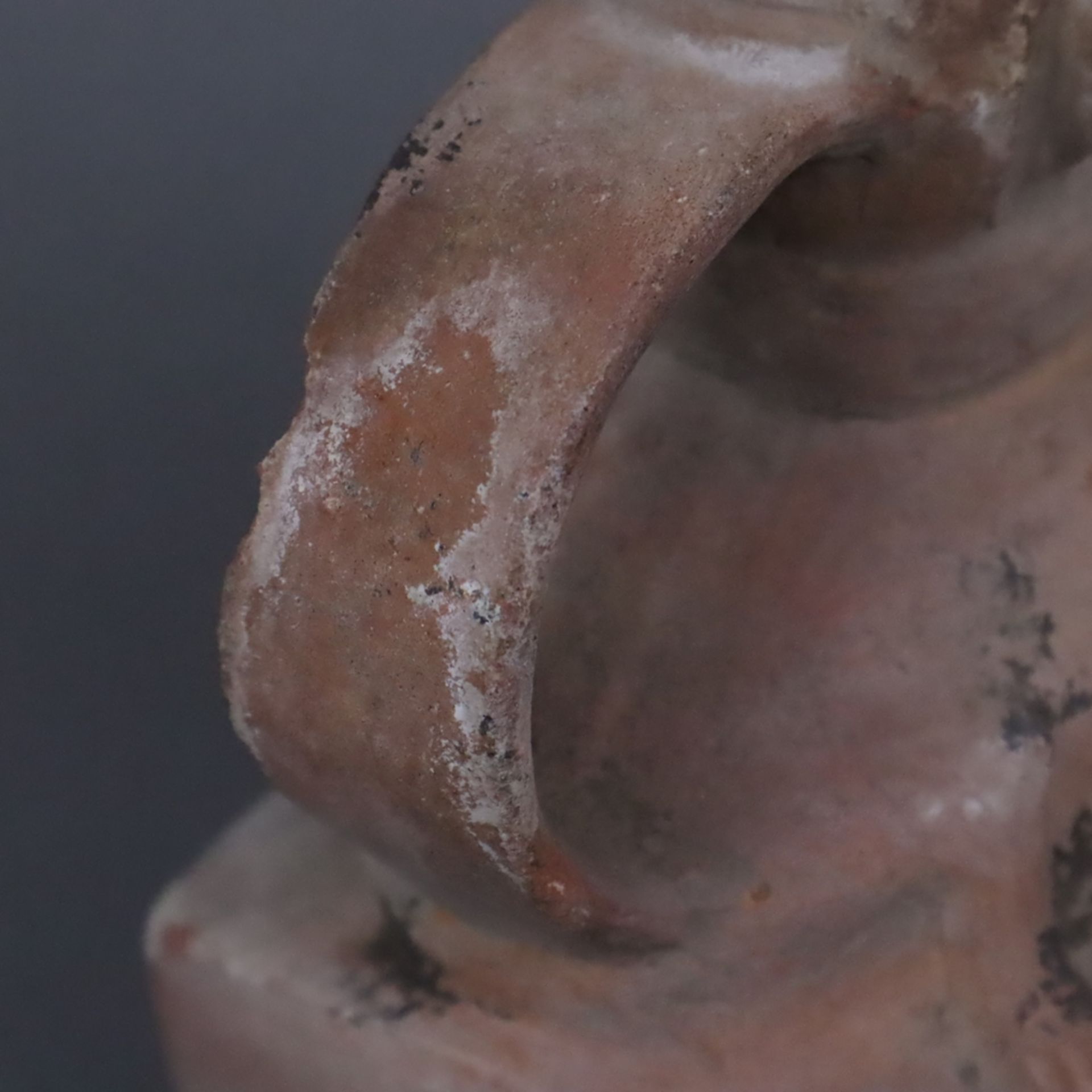 Zoomorphes Tongefäß - Südamerika, wohl Nordperu, rötlicher Ton, Tierfigur auf quaderförmigem Sockel - Bild 6 aus 6