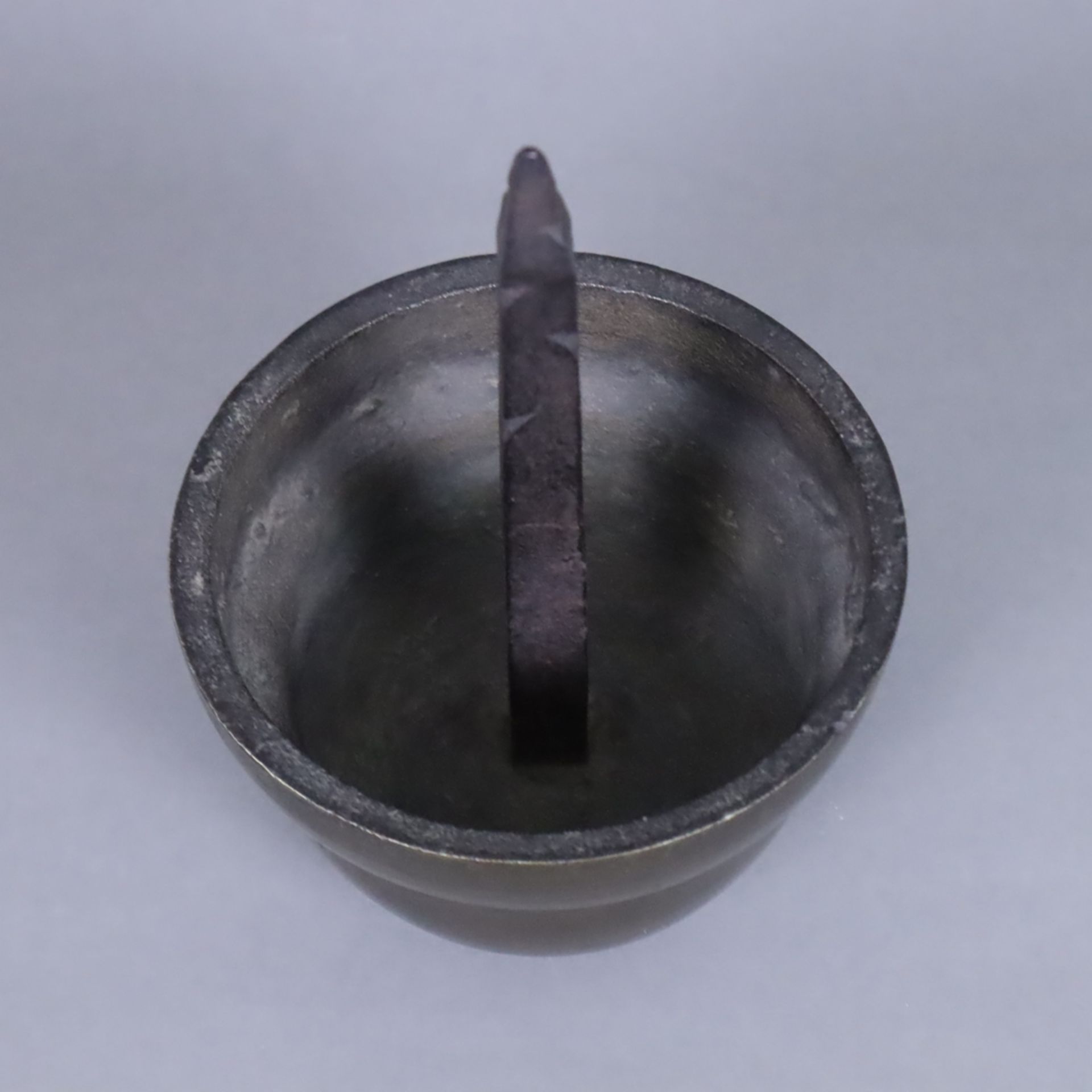 Antiker Kerzenhalter - glockenförmiger Korpus aus Bronzelegierung mit vierkantigem Eisendorn, H.ca. - Bild 3 aus 5
